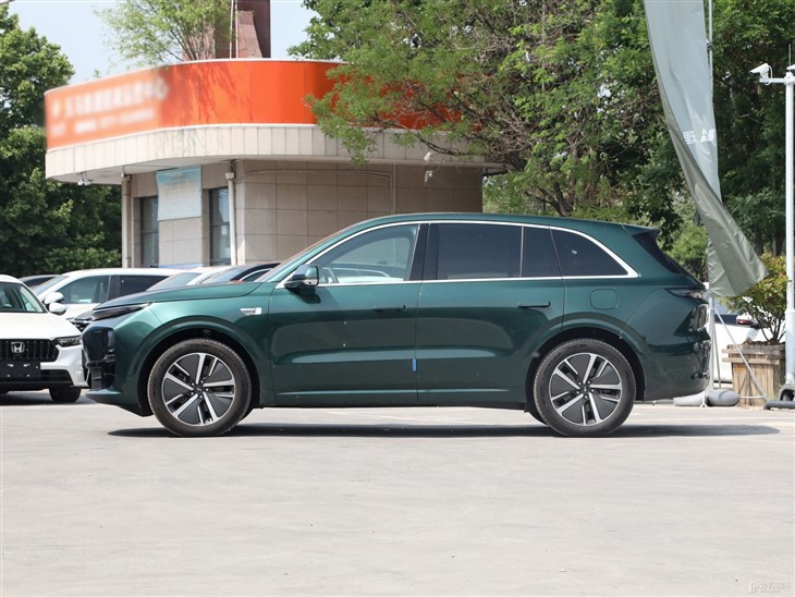 L6  5 Seat Luxury SUV 