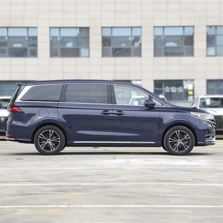 SAIC Roewe IMAX8 Minivan